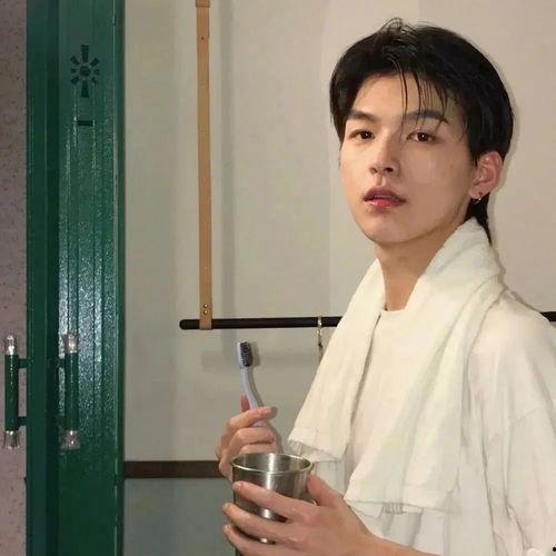 娱乐吃瓜酱优质男,魅力四溢，实力非凡