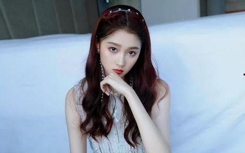 娱乐圈吃瓜爆料关晓彤,娱乐圈的甜蜜瓜果，揭秘她的星途历程